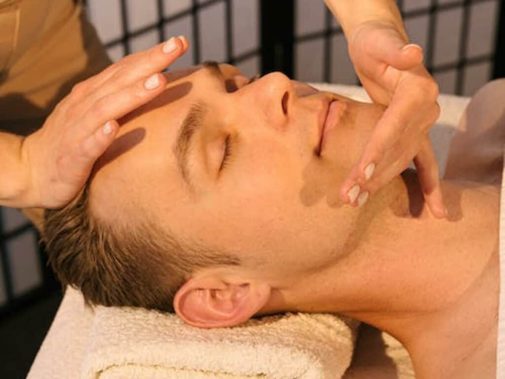 ماساژ سر و گردن HEAD & NECK MASSAGE